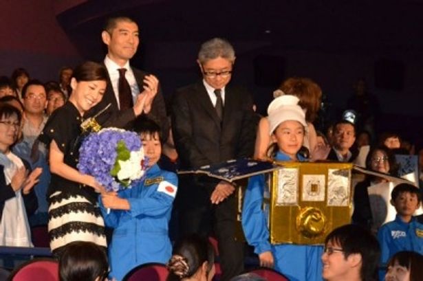 YACの子供たちから花束を贈呈される竹内結子