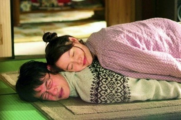 【写真をもっと見る】夫婦役の宮崎あおいと堺雅人が仲睦まじく重なって寝転がるシーン