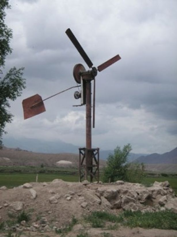 【写真】男は村の電気を自作の風車で賄おうとするが