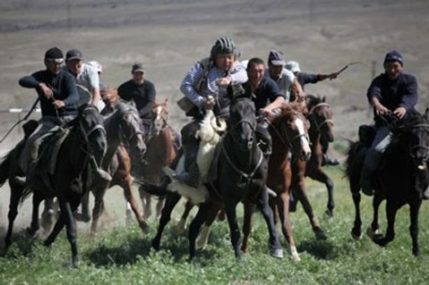 もともと遊牧民族だったキルギスでは、今なお伝統的な騎馬競技などが残っている