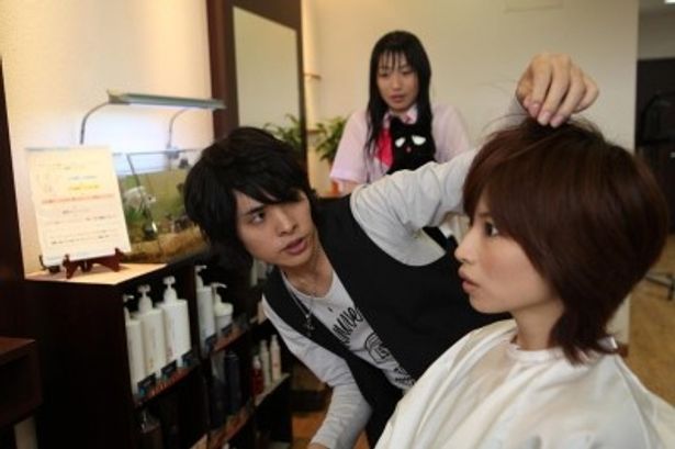 鴨子が憧れるカリスマ美容師を演じるのは人気声優の岡本信彦
