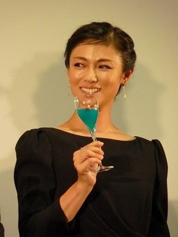 【写真】ノンアルコールでもOK？ カクテル片手にご機嫌の深田恭子