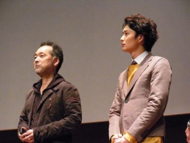 第16回釜山国際映画祭で舞台挨拶を行った、左から、瀬々敬久監督、岡田将生