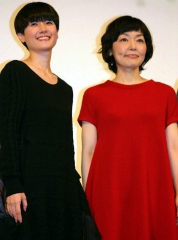 『東京オアシス』で初共演をした小林聡美と原田知世(左)