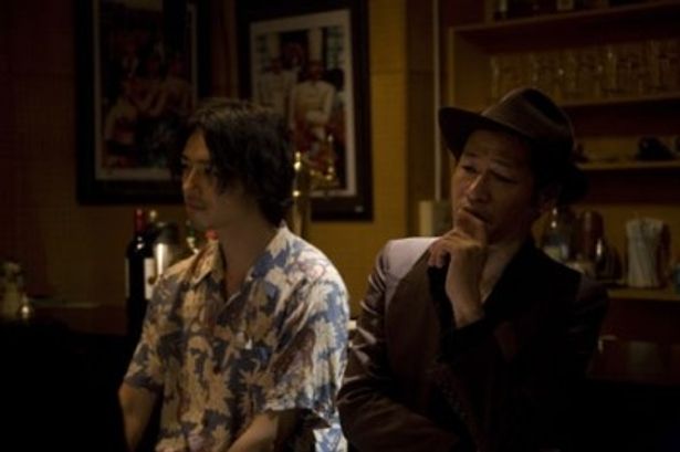 【写真】バンド・勝手にしやがれの武藤昭平(右)も、ジャズドラマー役で出演