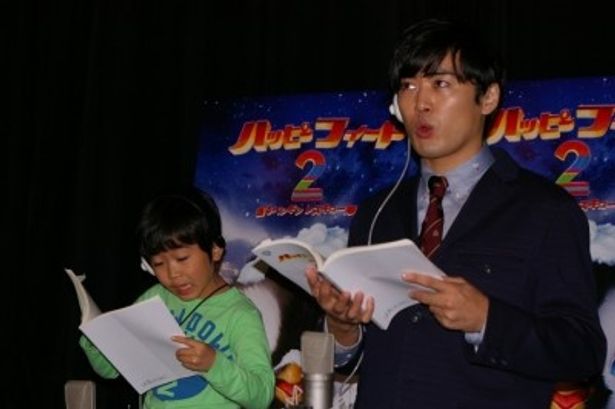 一生懸命セリフを読む姿がかわいらしい、鈴木福(左)