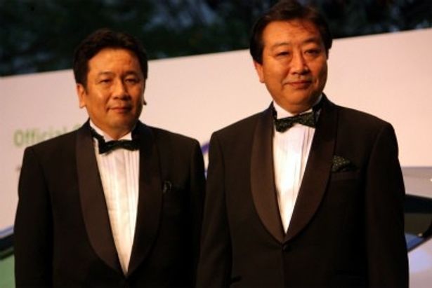 グリーンカーペットを歩いた野田総理と枝野経済産業大臣(左)