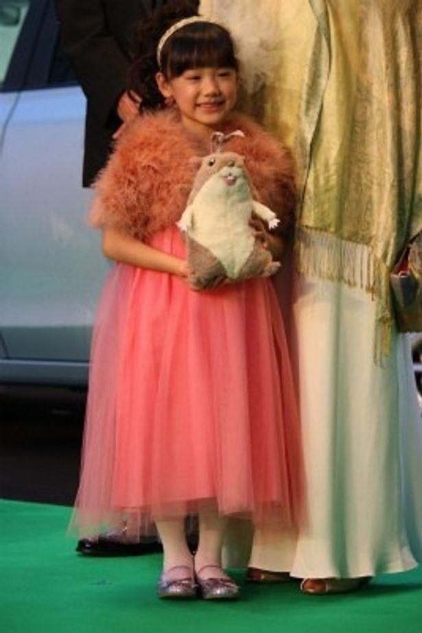 【写真をもっと見る】芦田愛菜の愛くるしいピンクのドレス姿に胸キュン