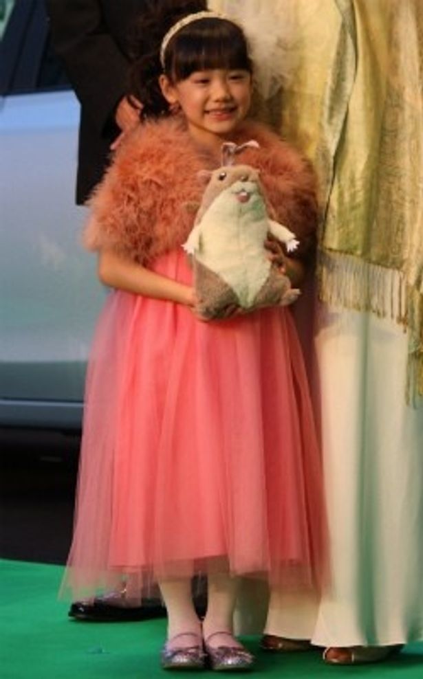 芦田愛菜はピンクのドレスで愛くるしい笑顔を見せた