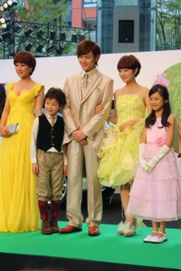 市井紗耶香(右から2番目)は黄色いフリルのドレス