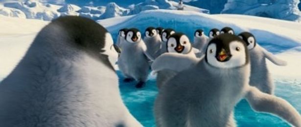 白銀の世界が広がる南極を舞台に、歌って踊る皇帝ペンギンたちが見るものを虜にする