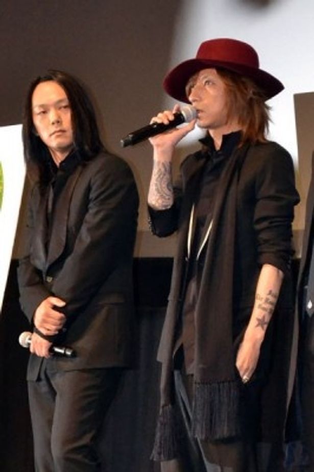 主題歌を担当した黒夢のメンバー、人時(左)と清春(右)もスペシャルゲストとして登壇