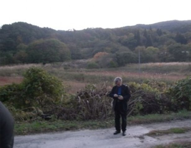 【写真】計画的避難区域であり無人となった福島県飯舘村にたたずむ監督
