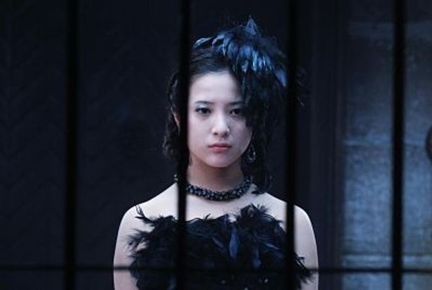 【写真を見る】物語の鍵を握る裕美を演じた吉高由里子の姫ファッションも見どころの一つ