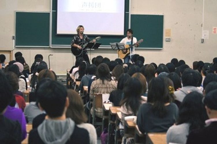 声援団の井上和彦と勝杏里が早稲田大学に登場！ 学園祭でのトーク＆ライブに教室は大盛り上がり