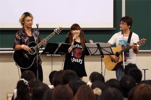 【写真】早稲田大学でのイベントに登場した声援団の井上和彦(右)と勝杏里(左)。さらに同じく声優のかないみか(中)も飛び入りで参加