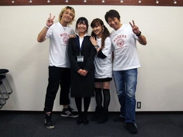 「震災以降、声援団の活動を拝見して、是非出演していただきたいと思った」。早稲田大学アニメ声優会の酒井美波さん(左から2番目)は語る