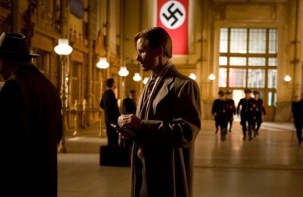 【写真】ヒトラーに小説を気に入られたことから予期せぬ人生を歩む文学教授を演じるヴィゴ・モーテンセン