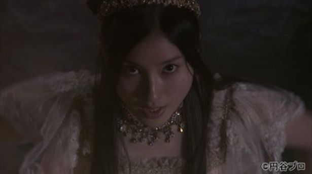 エメラナ姫を演じるのは、ドラマ「鈴木先生」や映画『日輪の遺産』でも注目を集めた美少女・土屋太鳳