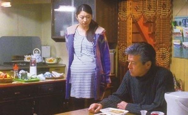 小池栄子が両親の離婚の危機に心を痛める娘・麻衣を演じる