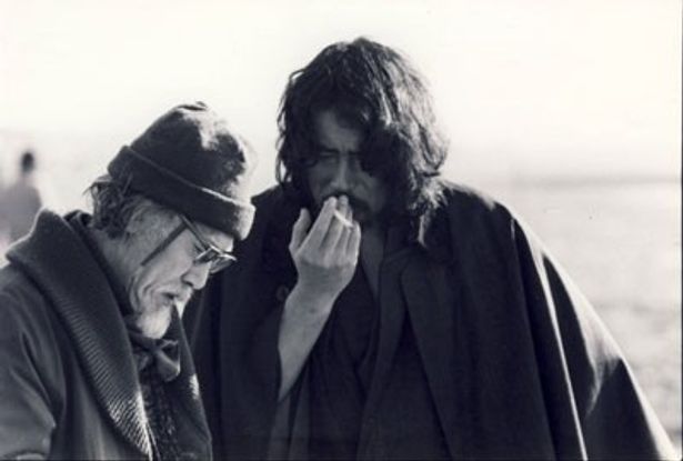 『ツィゴイネルワイゼン』撮影中の故・原田芳雄と鈴木清順監督。「唇が印象的な役者だった」と清順監督は述懐する