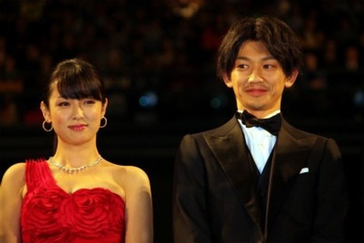 深田恭子、真紅の勝負ドレスで「メンバーで一番ワイルドなのは？」の質問に笑顔