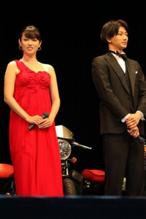 【写真をもっと見る】深田恭子は艶やかな真紅の勝負ドレスで登場した