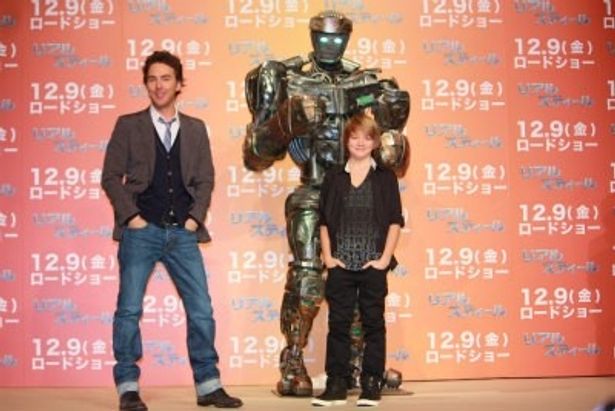 実際に劇中に登場しているロボット“ATOM”(アトム)も一緒にフォトセッション