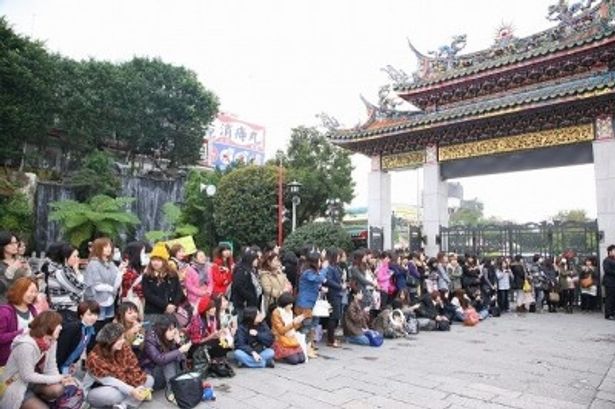 【写真】相葉雅紀は台北市龍山寺では地元ファンにもみくちゃにされる熱烈歓迎ぶりを受けた