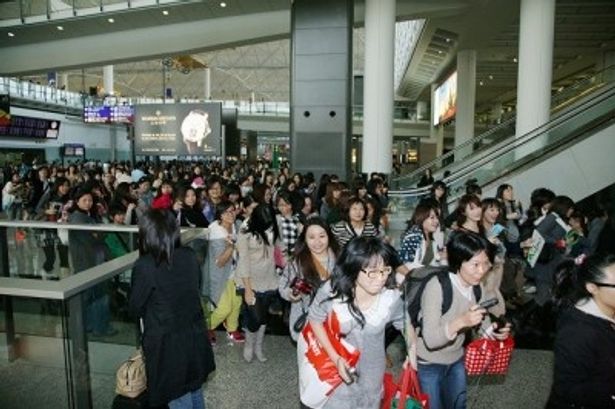 香港空港には、空港史上最大規模となる2000人以上のファンが詰めかけた