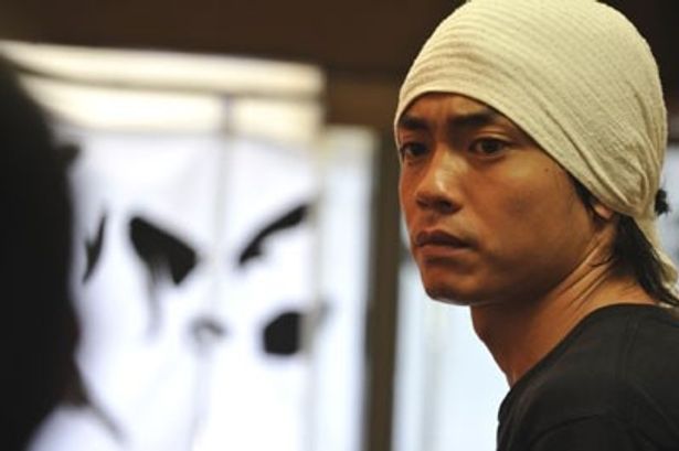 主演はドラマ「ろくでなしBLUES」の前田太尊役で知られるようになった新鋭・青柳翔