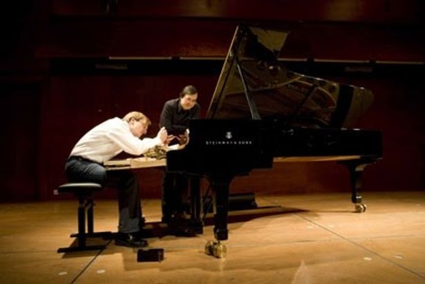 ピアニストのピエール＝ロラン・エマールと、調律師のシュテファン・クニュップファーが一つの音を築くまでの姿に感動