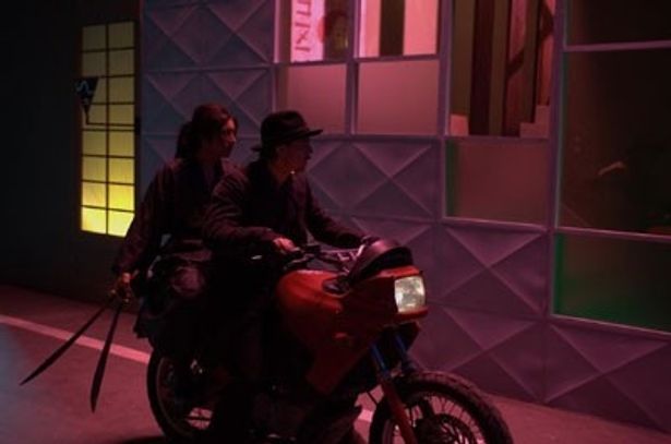 【写真】刀を持ったサムライ姿でバイクに二人乗りする奇抜な姿のGACKT