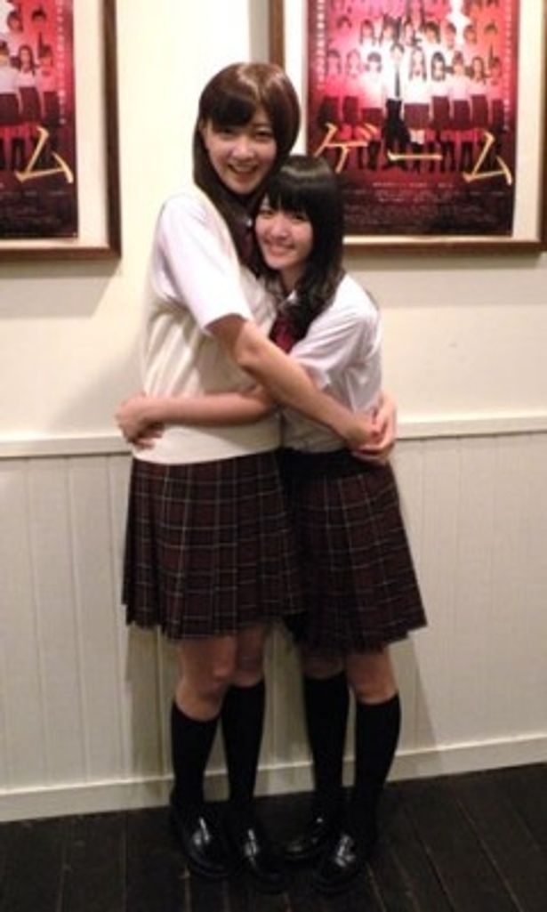 【写真】まるで仲の良い姉妹のように抱き合ってみせる熊井友理奈と鈴木愛理
