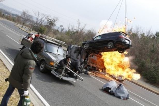 【写真をもっと見る】車が撃破！『海猿』シリーズの羽住英一郎監督のアクションはハンパなくすごい！