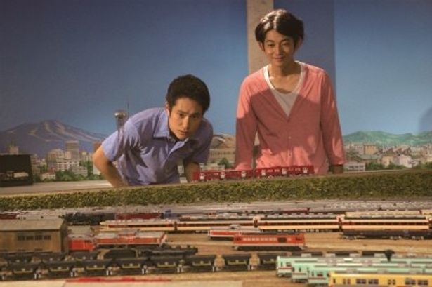 【写真をもっと見る】松山ケンイチと瑛太扮する鉄道マニアのふたりが電車の模型にワクワクするシーンはこちら