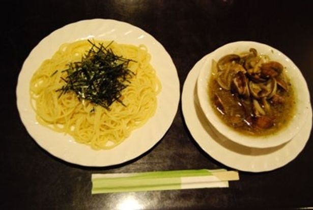 「スパゲッティハウス オリーブ」ではオリジナルつけ麺パスタ品川宿を提供中。映画のチケット購入もしくは半券提示で200円引きになる