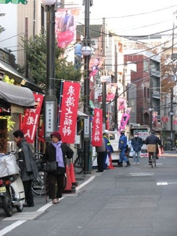 その他の店舗も公開記念タイアップと年末の人出が相まって、商店街全体がにぎわいを見せている。お散歩にはぴったりだ