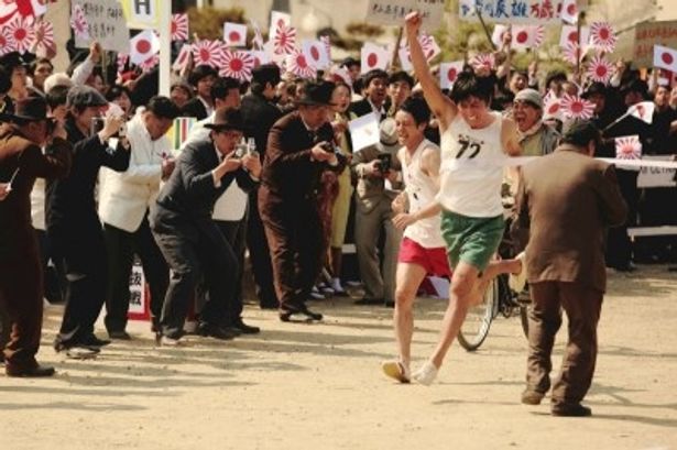 日本人の辰雄(オダギリジョー)と朝鮮人のジュンシク(チャン・ドンゴン)はふたりとも足が速く、良きライバルだった