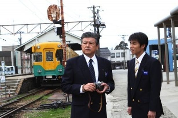 【写真】三浦友和(左)は定年退職を控えた鉄道運転士・滝島徹役で出演、中尾明慶は新人運転士・小田友彦役で出演