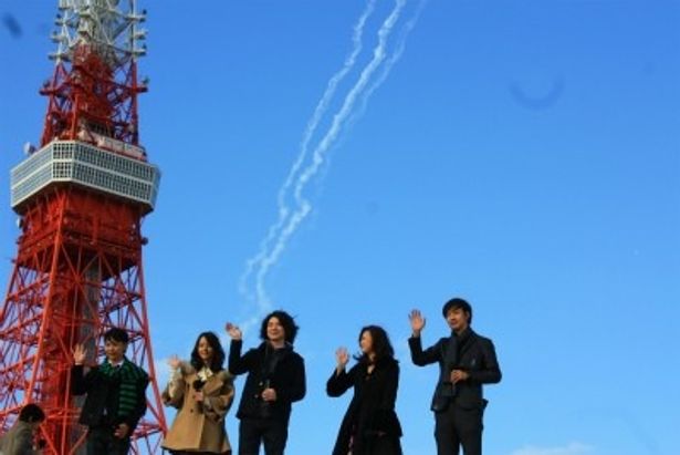 青空に映える飛行機雲