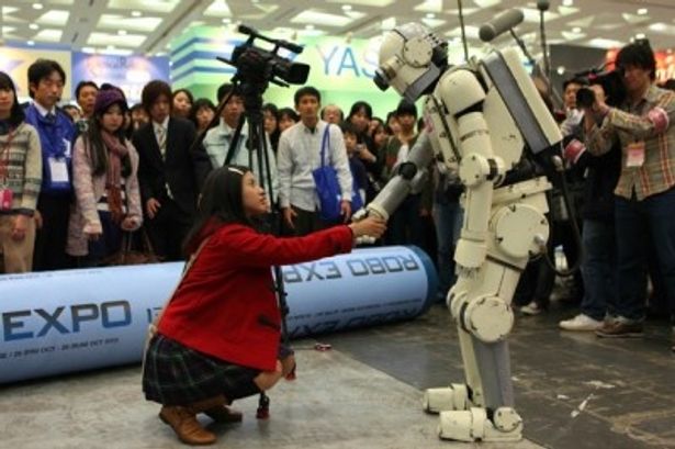 【写真をもっと見る】吉高由里子扮する女子学生がロボット・ニュー潮風に恋をする
