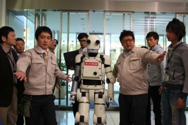 3人が演じるのはロボット開発部の凸凹社員トリオ