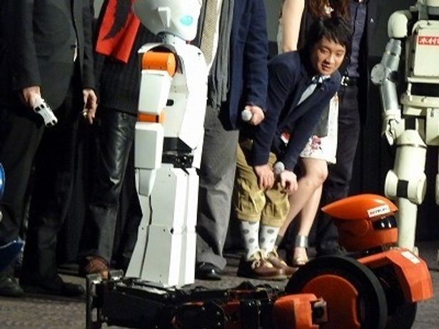 変形するロボットに濱田が興味津々