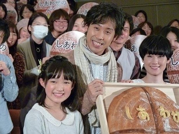 原田知世と大泉洋が夫婦役で共演する『しあわせのパン』の試写会が行われた