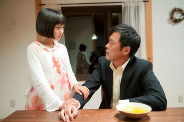 八木優希と光石研は、秋にカフェを訪ねる親子役を演じた