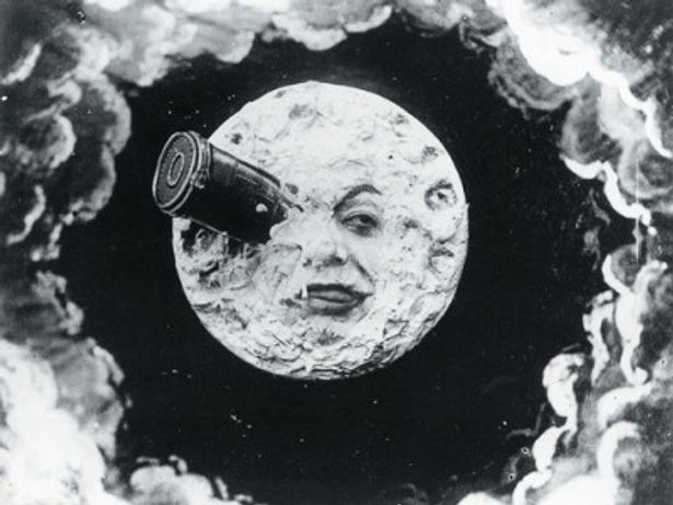 【写真】世界初のSF映画『月世界旅行』の超有名な1シーン。顔のある月に、ロケットが突き刺さってしまう斬新さ