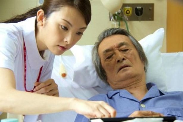 【写真をもっと見る】阿部寛の父親(山崎努)の最後を看取った看護師役に田中麗奈