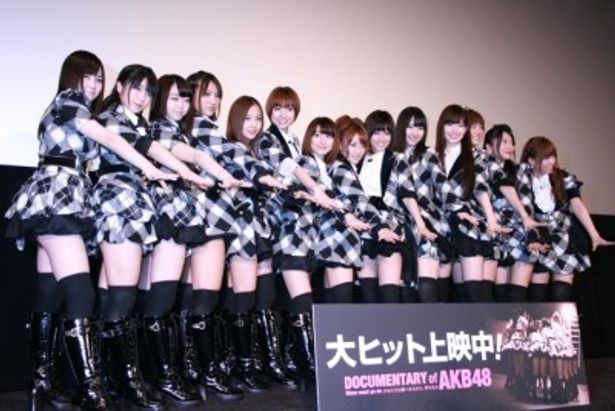 映画のヒットを祈願し、ファンの前でAKB48恒例の掛け声が！