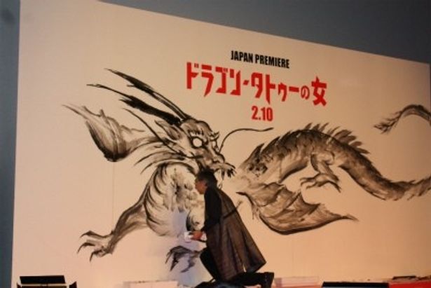 まずは、水墨画家の小林東雲が巨大ドラゴンを水墨画で描いた